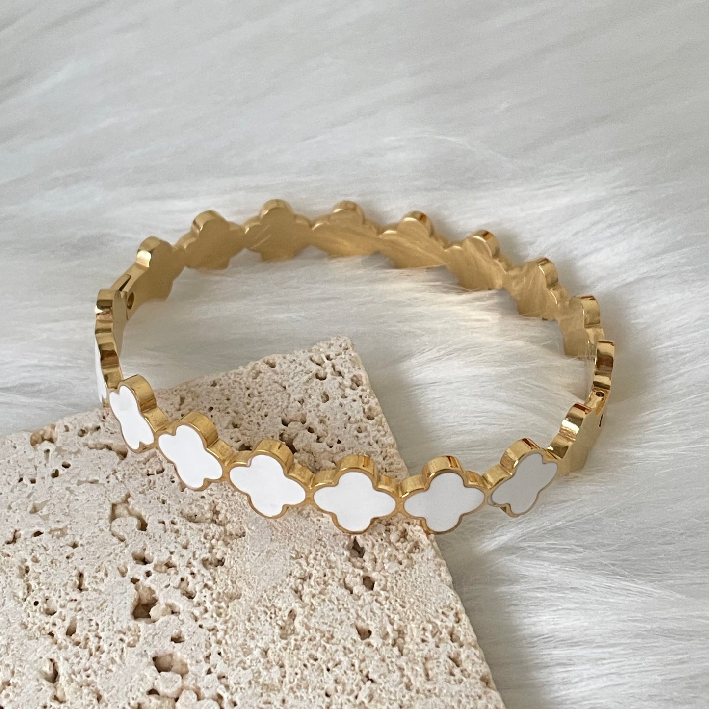 WHITE CLOVERS BRACELET