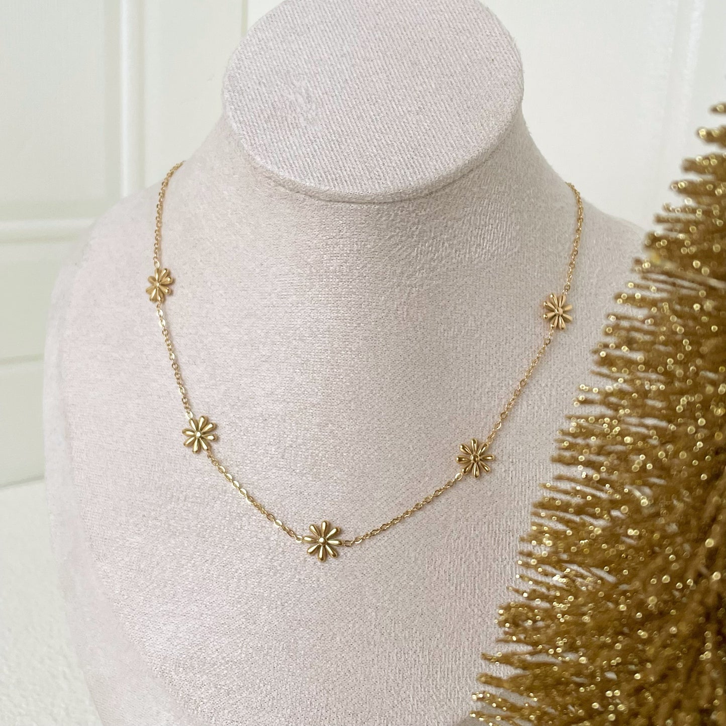 FIVE-FLOWERS NECKLACE