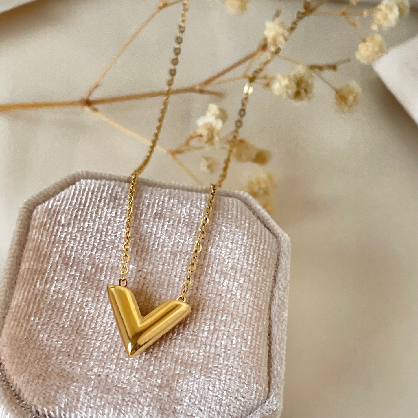 V SHAPE LOVE NECKLACE