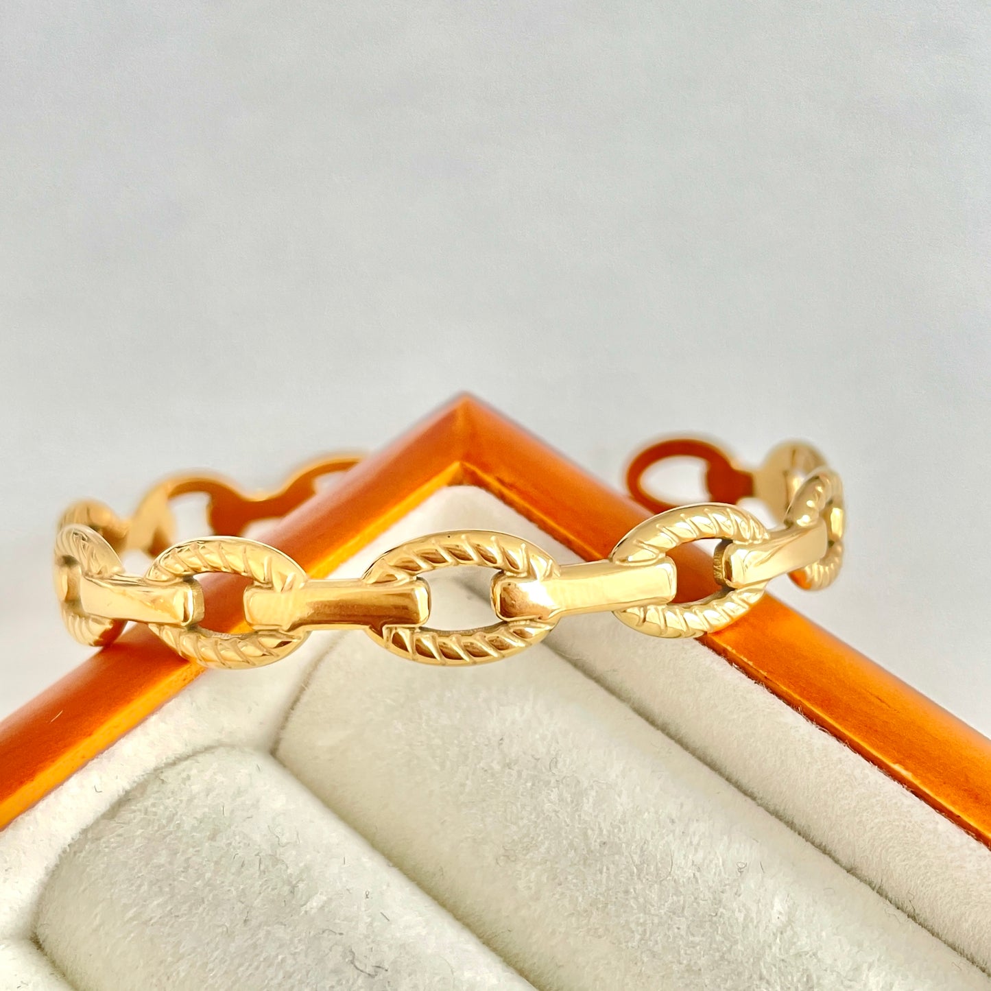 Hoof Front Opening Bracelet