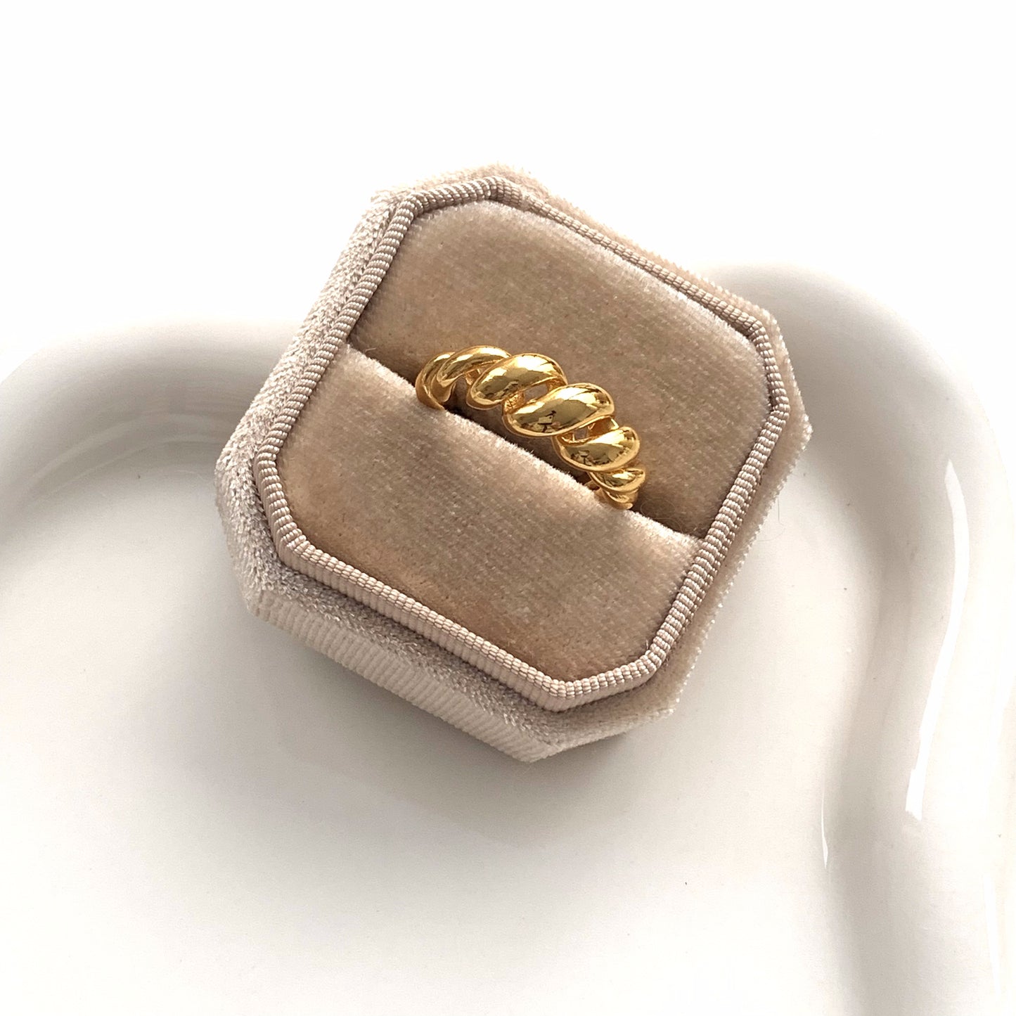 GOLDEN THREAD RING