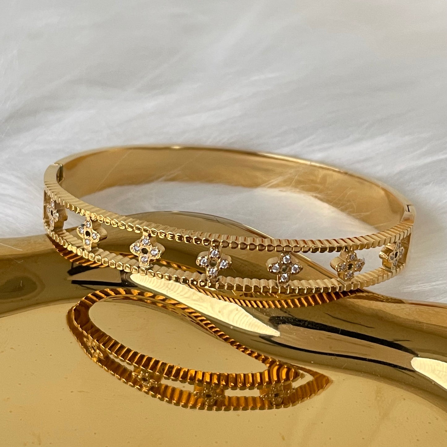 HOLLOW CLOVER BRACELET