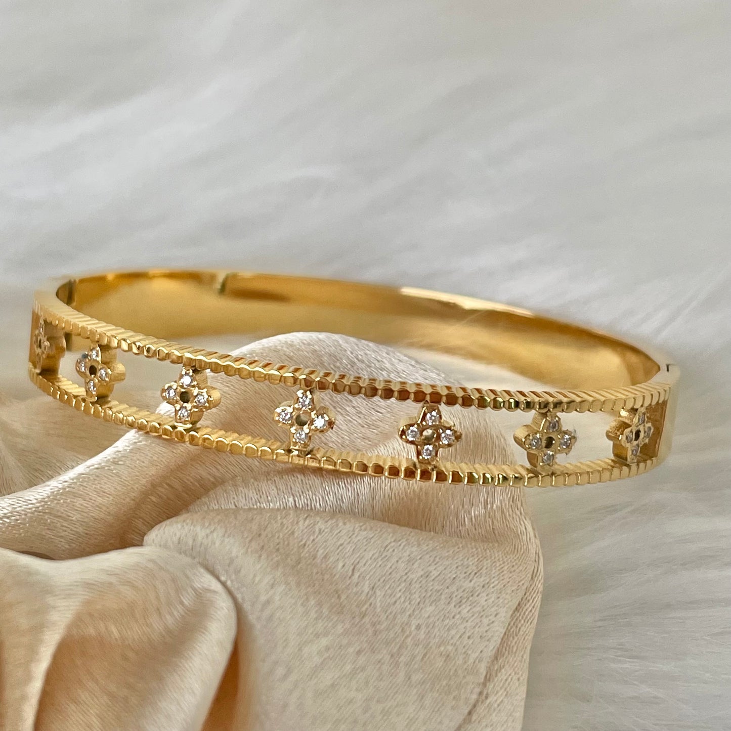 HOLLOW CLOVER BRACELET