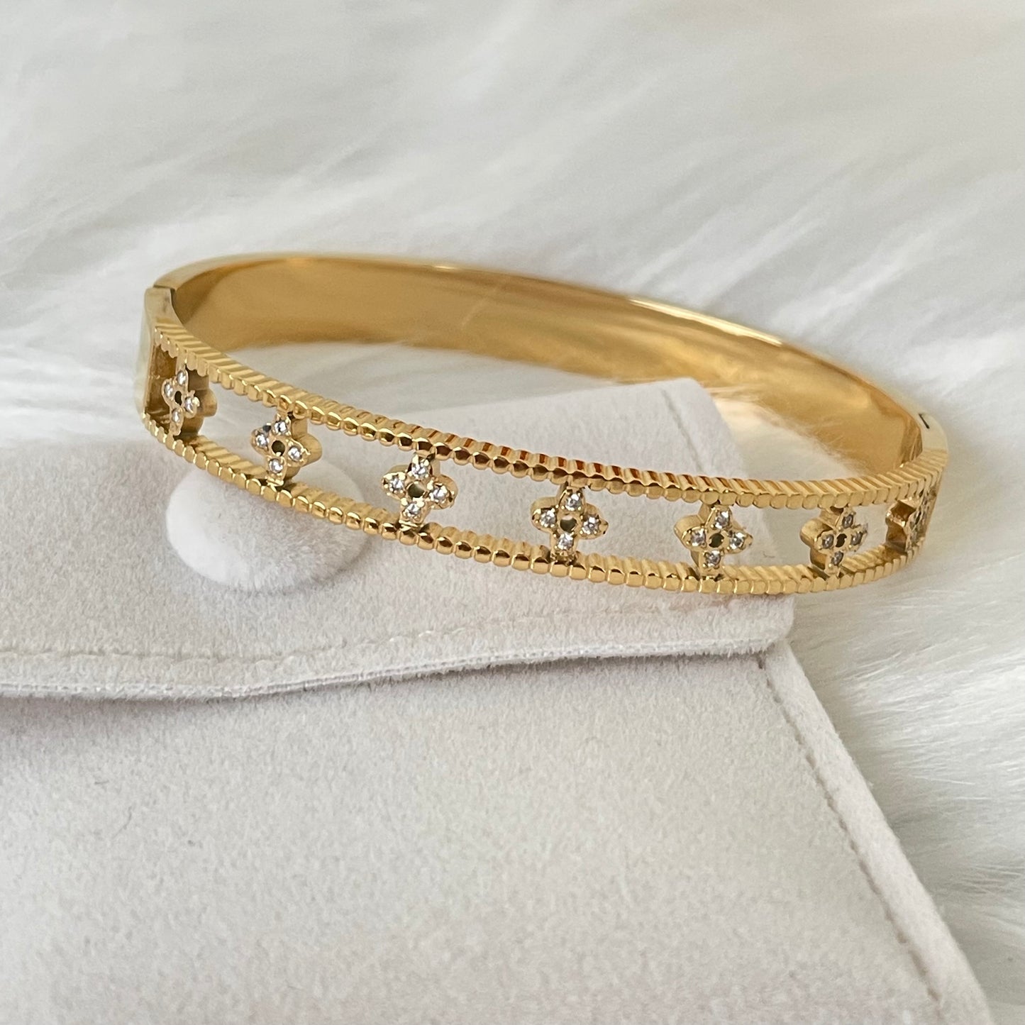 HOLLOW CLOVER BRACELET