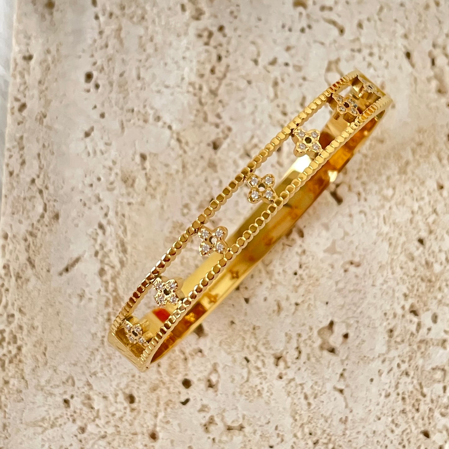 HOLLOW CLOVER BRACELET