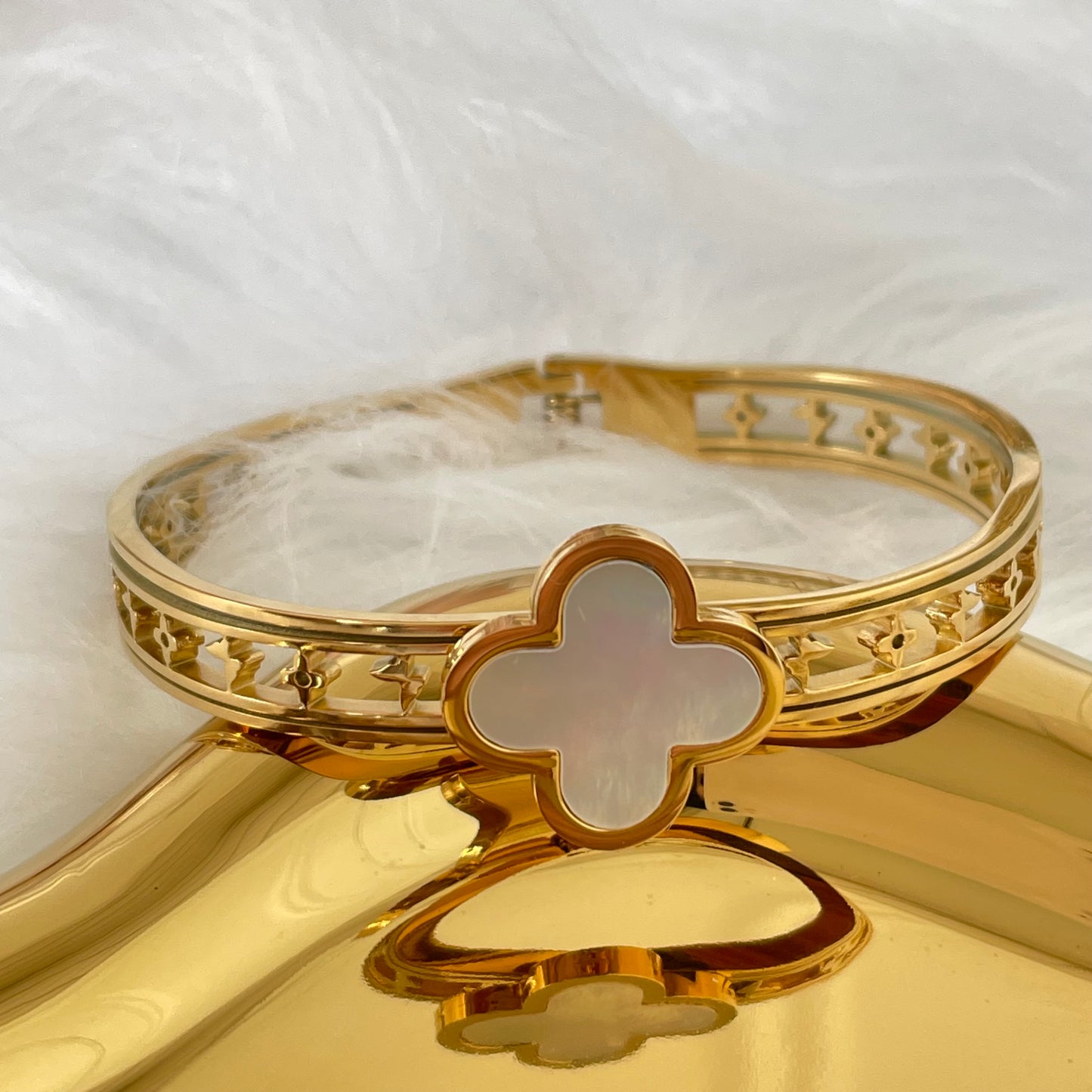 WHITE CALADIUM CLOVER BRACELET