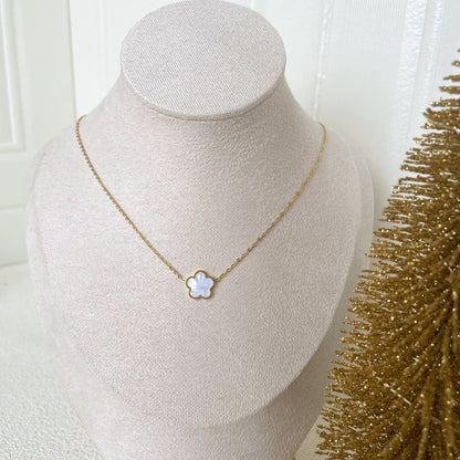 WHITE FLOWER NECKLACE