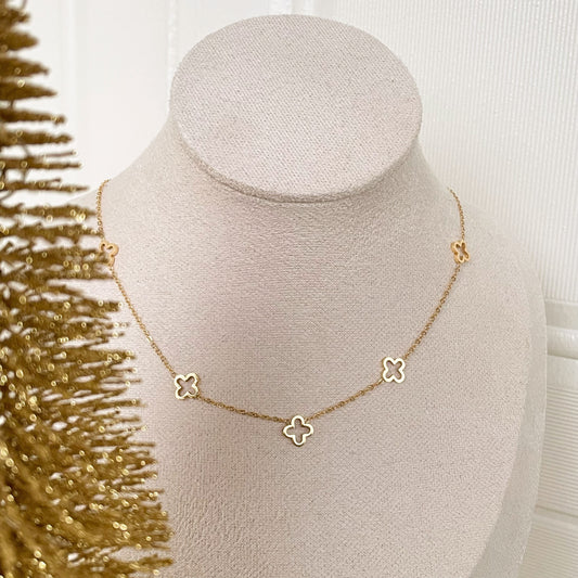 HOLLOW CLOVER NECKLACE