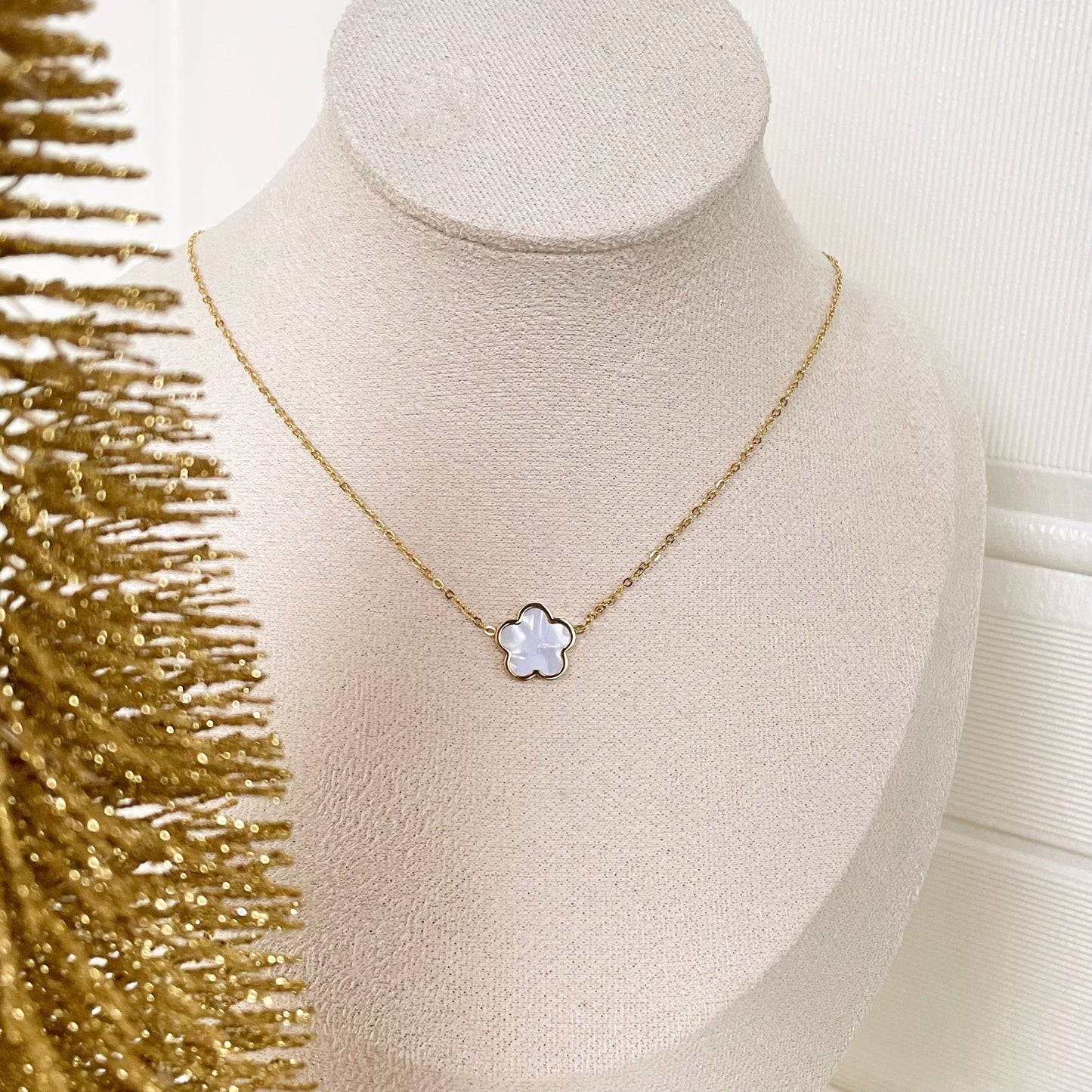 WHITE FLOWER NECKLACE