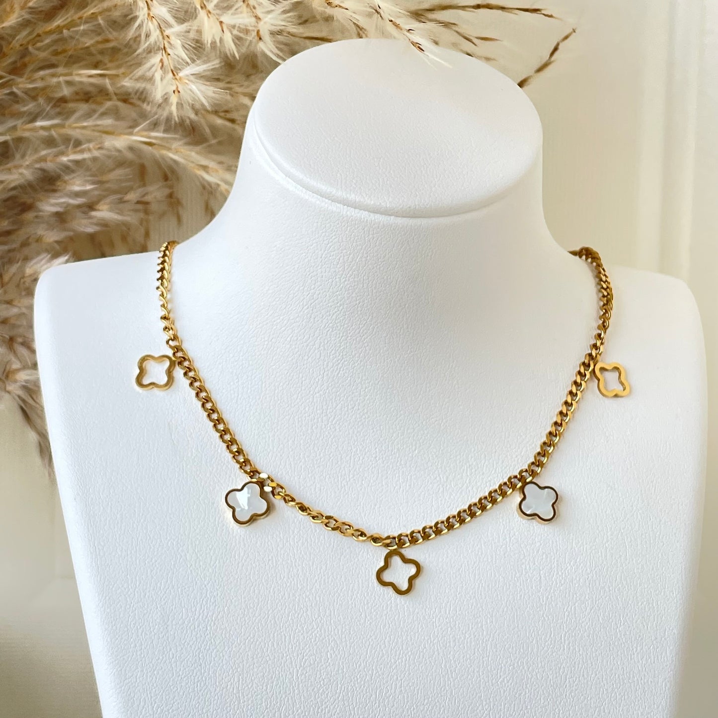 LEAF PENDANT NECKLACE