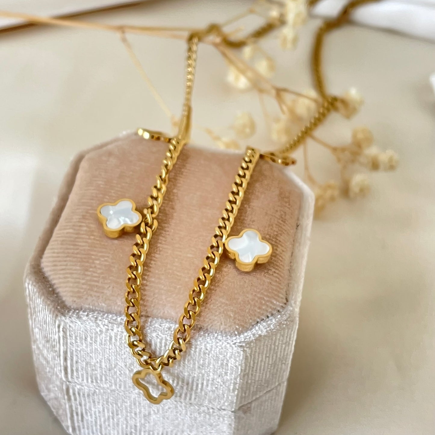 LEAF PENDANT NECKLACE