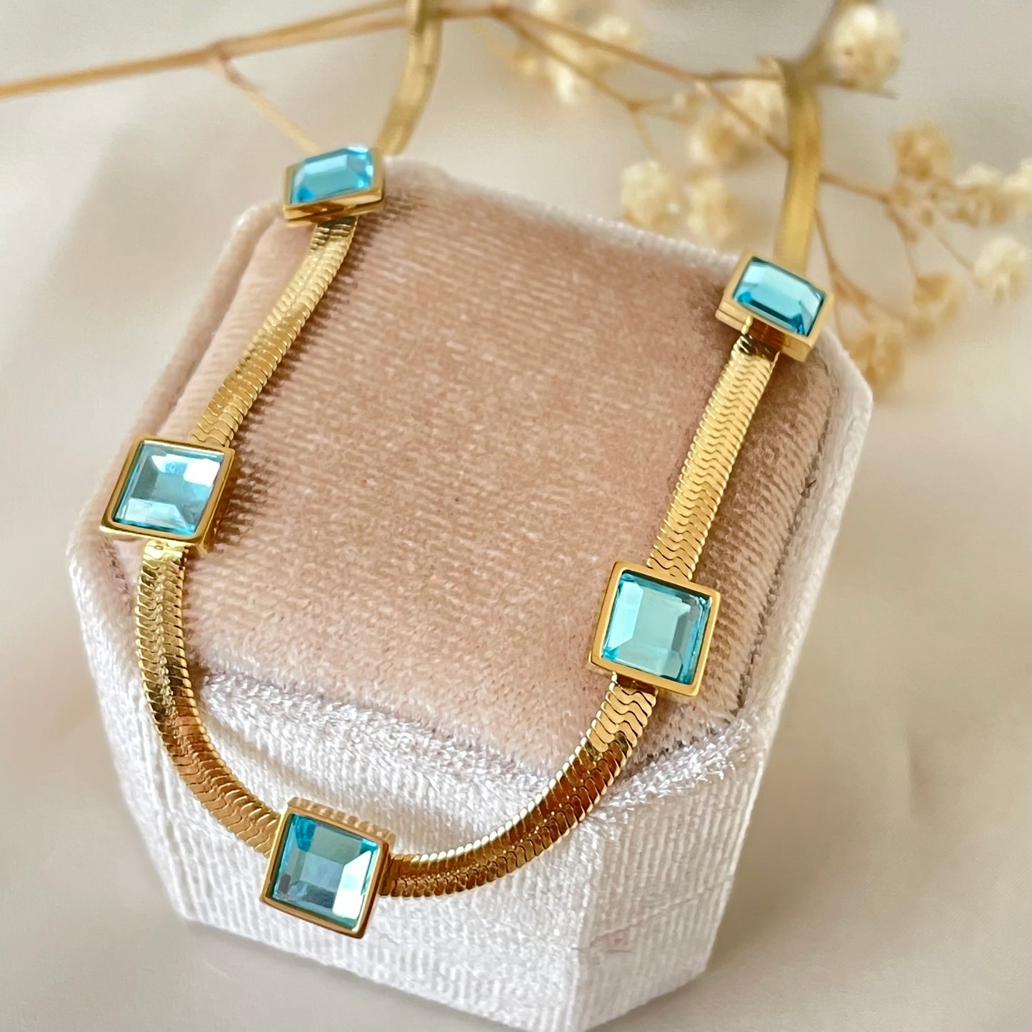 BLUE PRECIOUS STONE NECKLACE