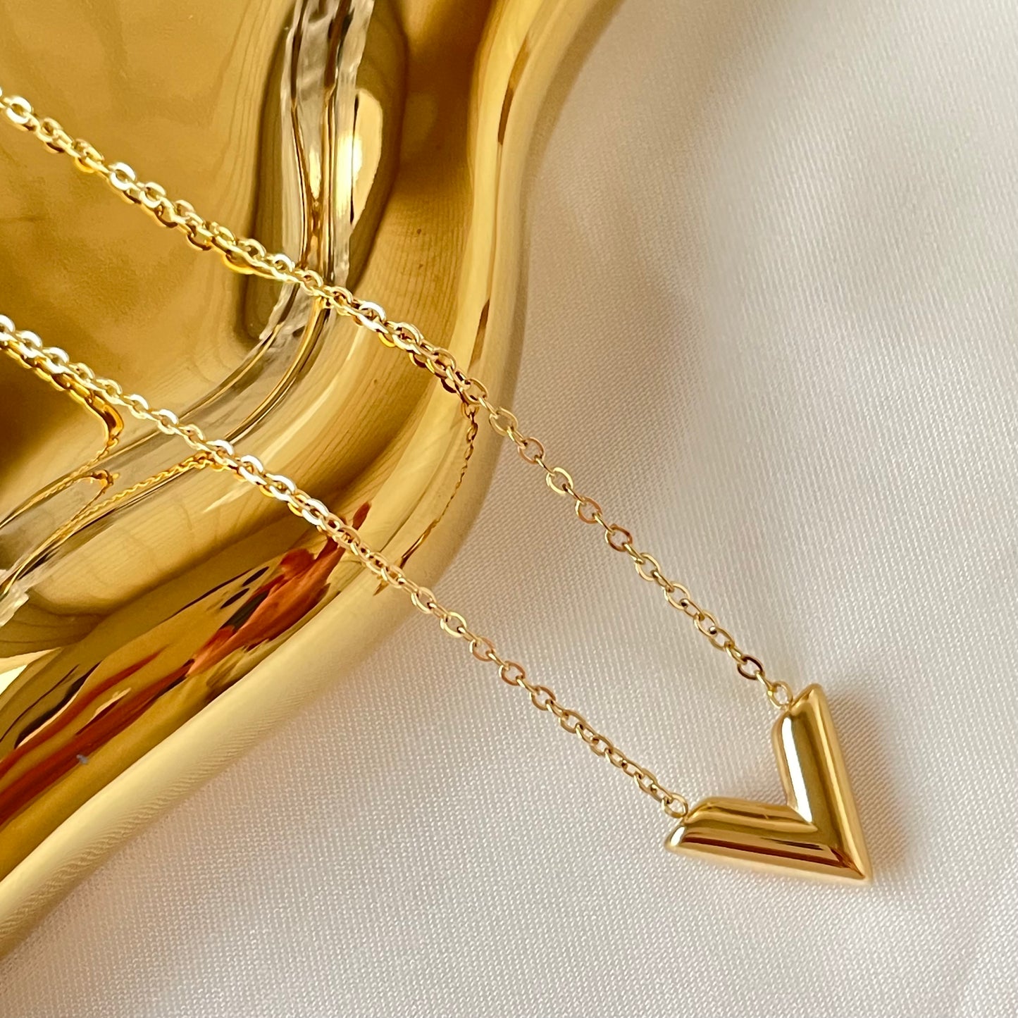 V SHAPE LOVE NECKLACE