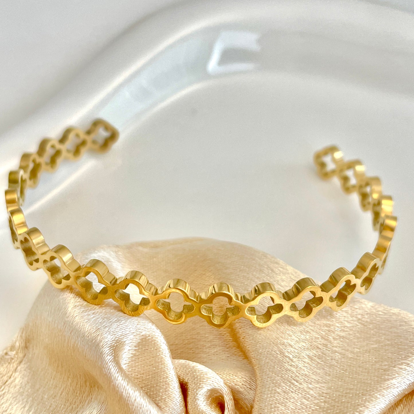 Golden Hollow Clover Bracelet