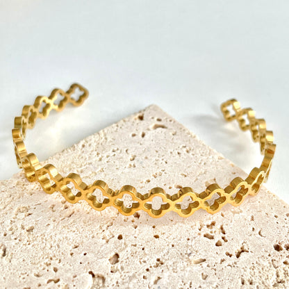 Golden Hollow Clover Bracelet
