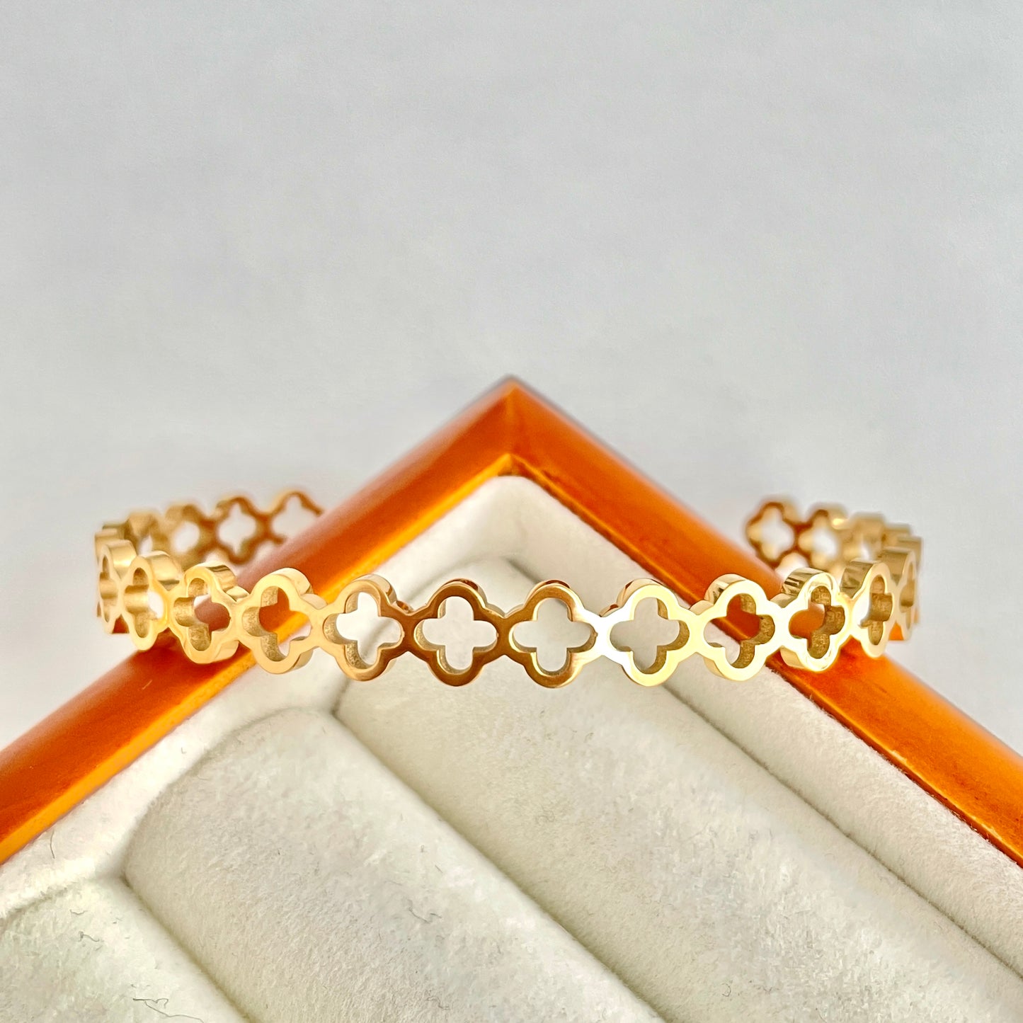 Golden Hollow Clover Bracelet