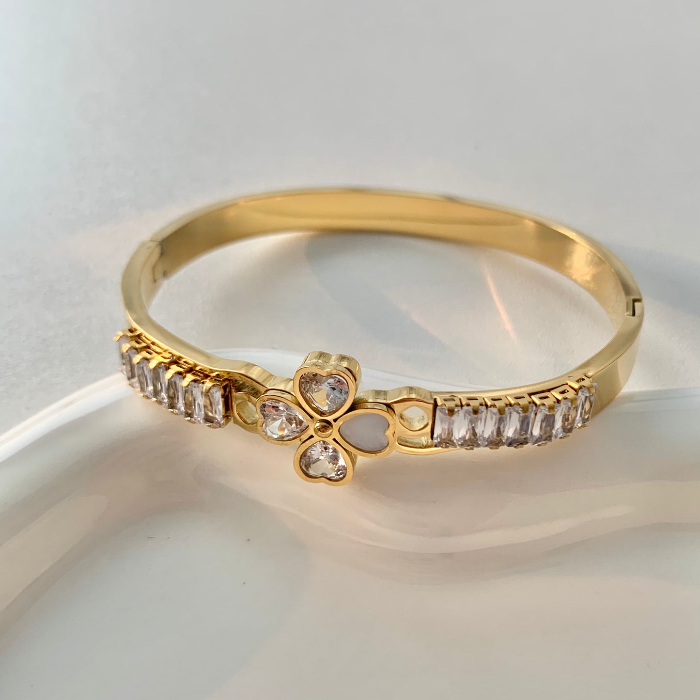 Gleaming Clover Elegance Bracelet